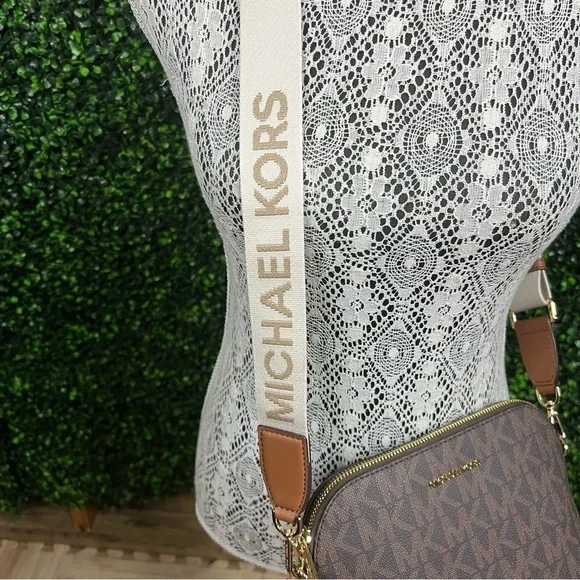 MICHAEL KORS | Cindy Large Dome Crossbody w/ Wide Strap - Picture 4 of 6